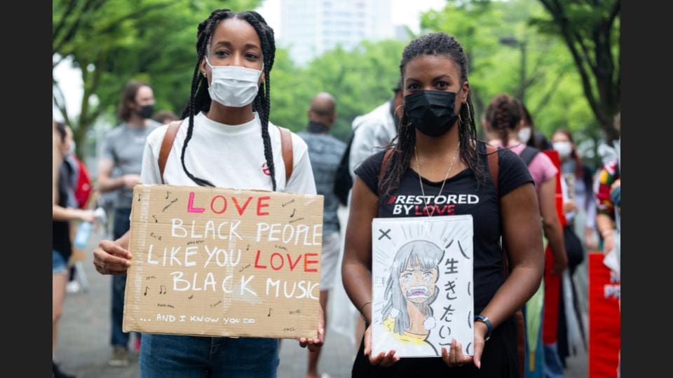Black women standing in a protest for the support of black people - Tokyo Portrait Photographer, Photographer in Tokyo