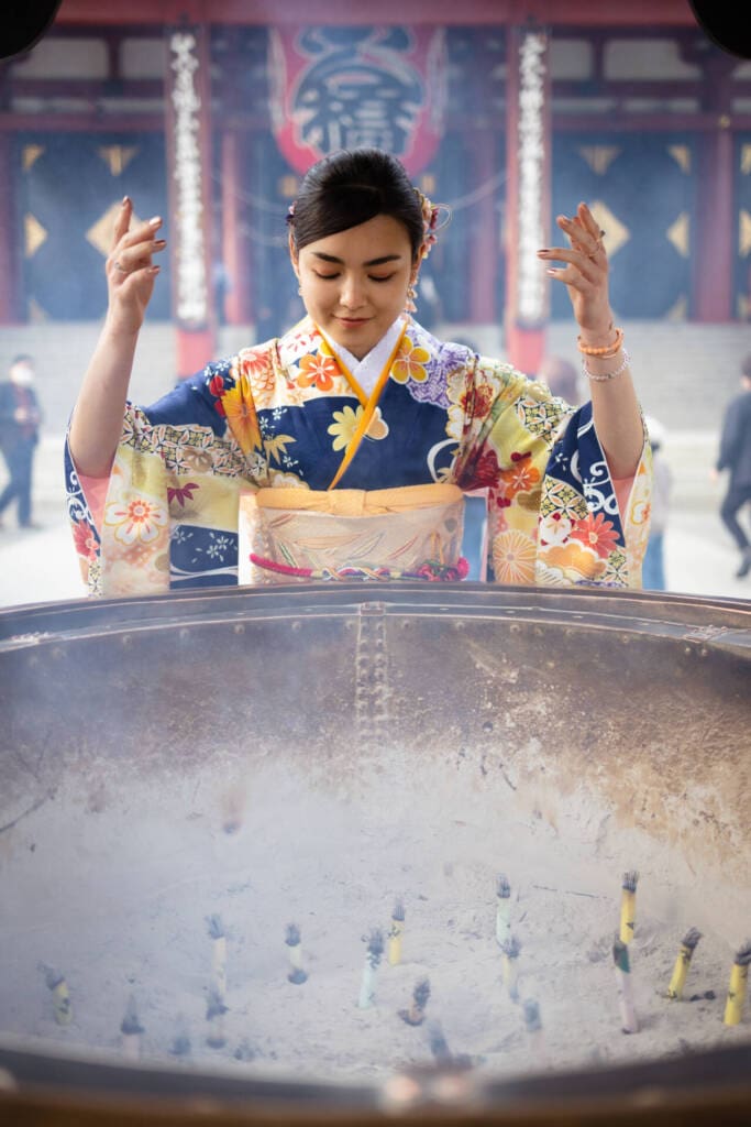 Seijin no hi furisode photo shoot praying at a shrine portrait